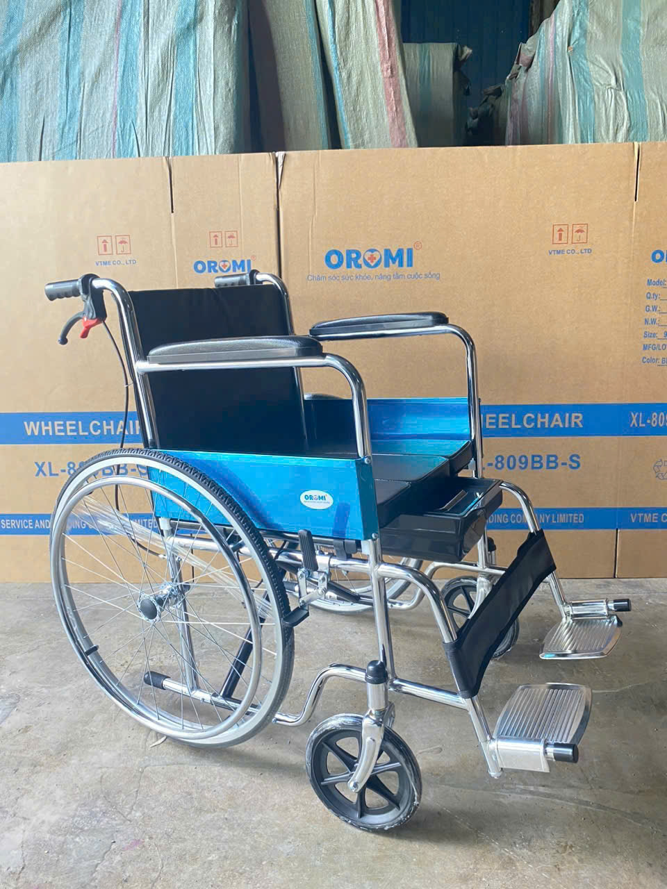 Xe Lăn Có Bô OROMI XL809BB-S (Có Phanh Cho Người Đẩy)
